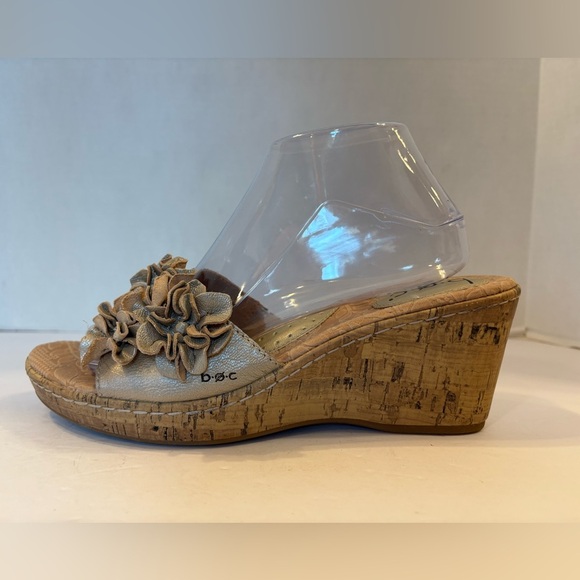 b.o.c Born Concept tan floral accented wedge open toe leather sandals size 9 - Picture 4 of 9